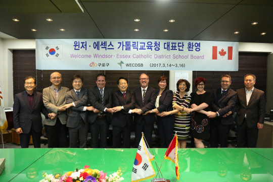 구로구가 청소년 글로벌 마인드 함양과 해외 경험 기회 제공을 위해 캐나다 윈저에섹스가톨릭교육청과 함께 청소년 교류 사업을 더욱 확대해 나간다고 16일 밝혔다. 사업의 효율적 추진을 위해 캐나다 윈저에섹스가톨릭교육청이 14일 구로구를 방문했다. 폴 피카드 교육감을 단장으로 한 윈저에섹스가톨릭교육청은 구로구청에서 이성 구로구청장을 만나 초등교육기관 일대일 매칭을 통한 교류 등 청소년 분야 협력방안에 대해 의견을 나눴다. 구로구 제공